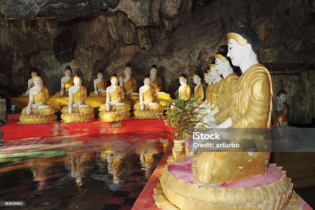 Linha de estátuas de Buda no Templo da Caverna - Foto de stock de Amor royalty-free