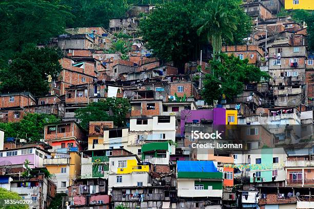 Foto de No Rio De Janeiro Favela e mais fotos de stock de Amontoamento - Amontoamento, Antena - Equipamento de telecomunicações, Antena de Televisão