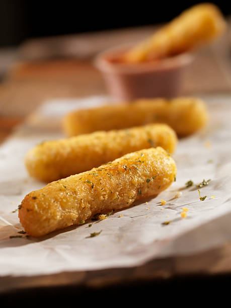 crispy barrinhas de mozzarella - mozzarella stick appetizer fried imagens e fotografias de stock