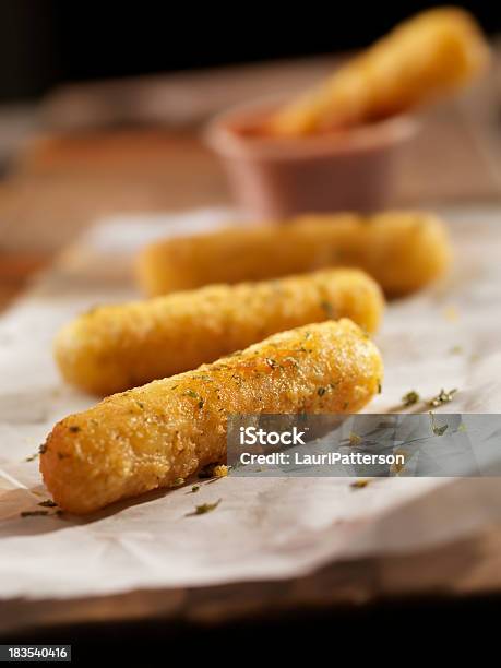 Crispy Barrinhas De Mozzarella - Fotografias de stock e mais imagens de Palitos de mozarela - Palitos de mozarela, Molho - Lanche, Mozarela