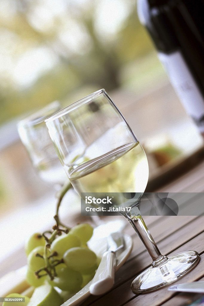 Picnic, uvas y vino blanco, verde - Foto de stock de Aire libre libre de derechos