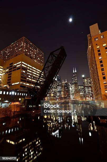 Puente De La Ciudad De Chicago En La Noche Foto de stock y más banco de imágenes de Agua - Agua, Aire libre, Arquitectura