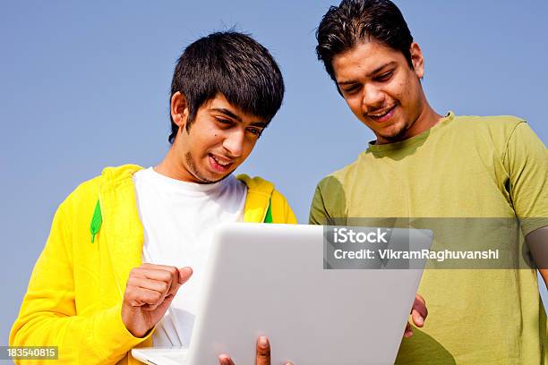 Dwa Radosny Młody Dorosły Indyjski Młodych Stać Laptopa Na Zewnątrz Poziomej - zdjęcia stockowe i więcej obrazów 20-24 lata