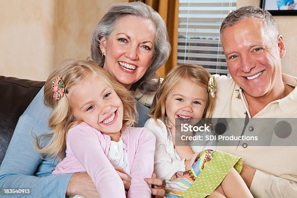 Abuelos Y Nietos Divirtiéndose Juntos Foto de stock y más banco de imágenes de Abuela - Abuela, Abuelo, Abuelos