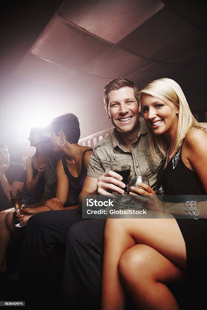 Gai jeune couple avec des amies, durant une fête - Photo de Adulte libre de droits