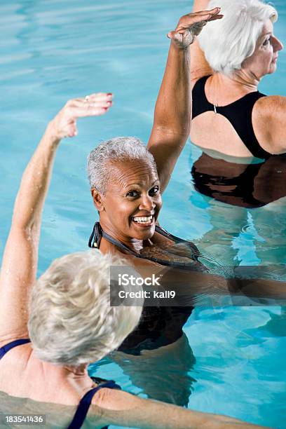 Multirazziale Senior Donne In Classe Di Aerobica Acquatica - Fotografie stock e altre immagini di Aerobica acquatica