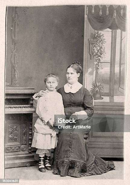 Kindermädchen Oder Mutter Mit Kind Stockfoto und mehr Bilder von Viktorianischer Stil - Viktorianischer Stil, Fotografie, Fotografisches Bild