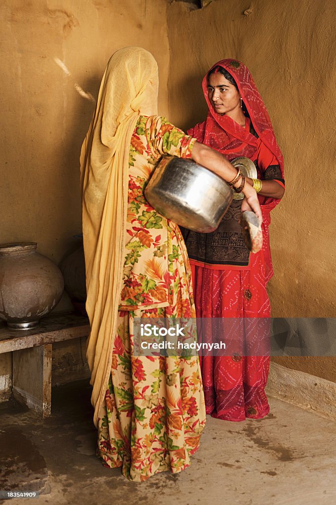 インドの伝統的な服装の女性に話すの - 2人のロイヤリティフリーストックフォト