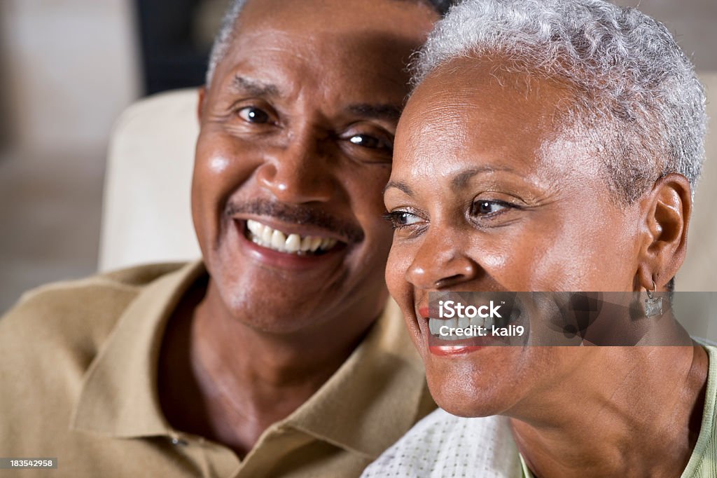 Facce di felice coppia senior afro-americana, concentrarsi sulla donna - Foto stock royalty-free di Close-up