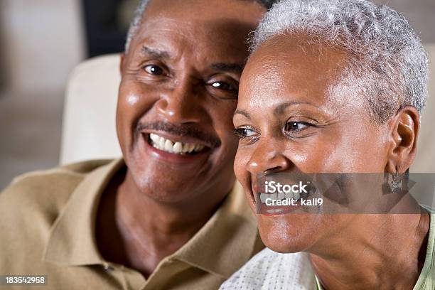 Изображением Счастливый Старший Афроамериканец Пара Сосредоточиться На Женщина — стоковые фотографии и другие картинки Крупный план