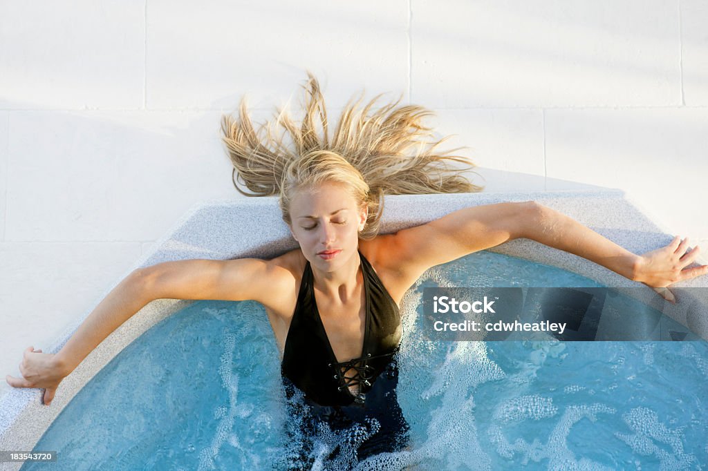 Mujer en el jacuzzi y piscina de hidromasaje - Foto de stock de Mujeres libre de derechos
