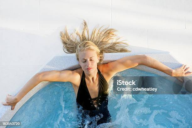 Mujer En El Jacuzzi Y Piscina De Hidromasaje Foto de stock y más banco de imágenes de Mujeres - Mujeres, Una sola mujer, Bañera caliente