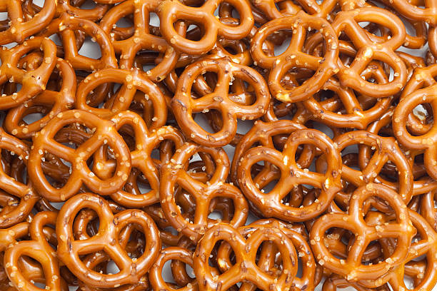 pretzels - pretzel snack salty food imagens e fotografias de stock