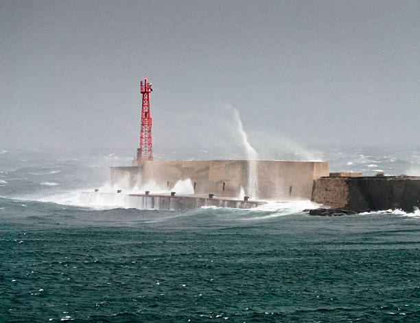 latarnia morska w storm - storm lighthouse cloudscape sea zdjęcia i obrazy z banku zdjęć