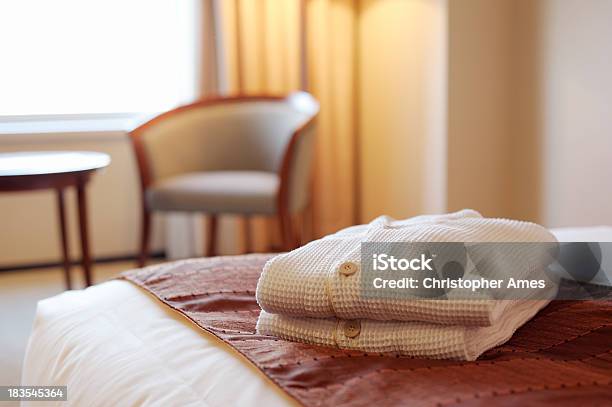 Foto de Quarto De Hotel De Luxo e mais fotos de stock de Hotel - Hotel, Arrumado, Branco