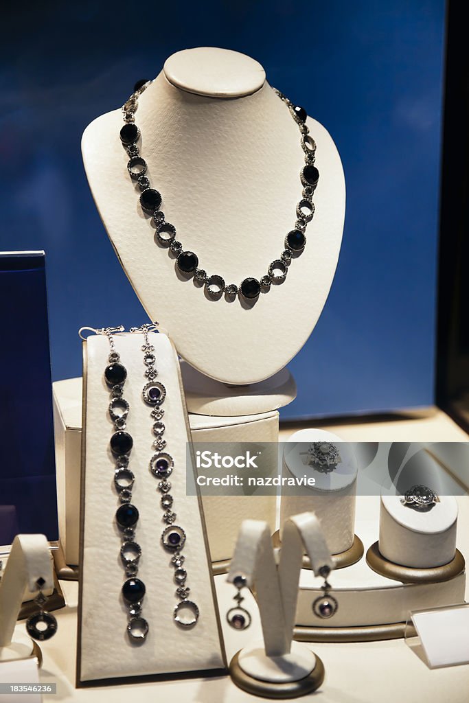 Gioielleria Display con collane, orecchini e anelli - Foto stock royalty-free di Gioielleria