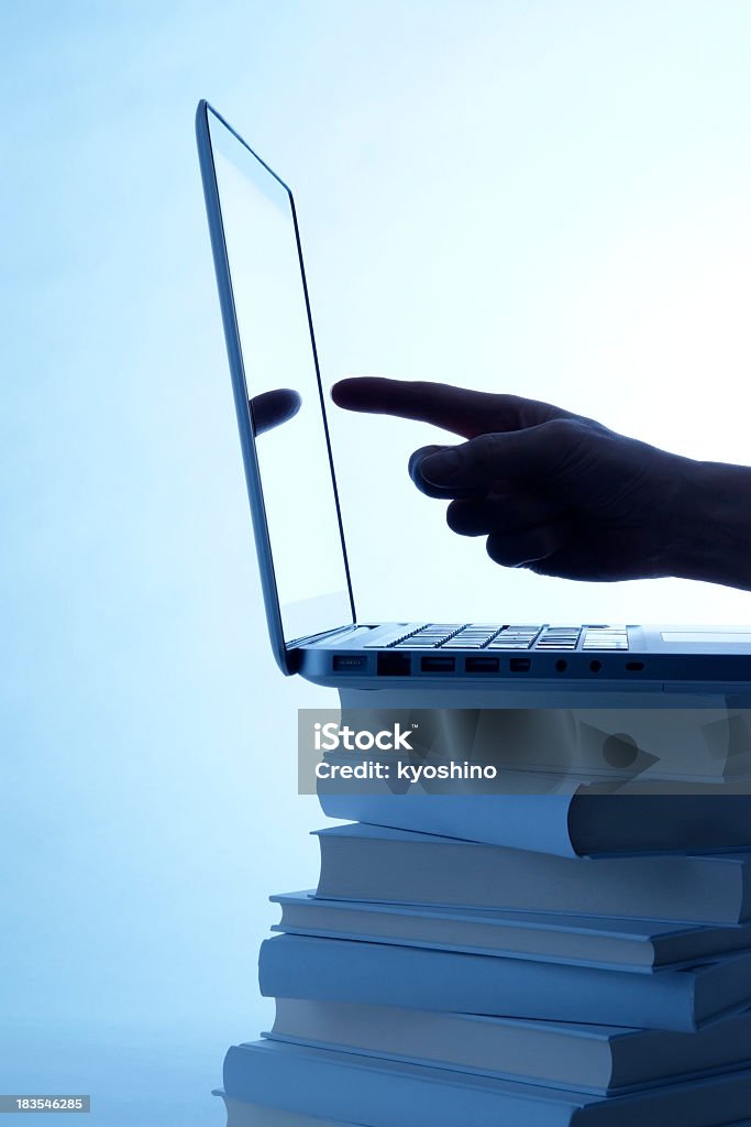 Azul pintadas imagen de ordenador portátil y señalando con el dedo en la reservación - Foto de stock de Abierto libre de derechos