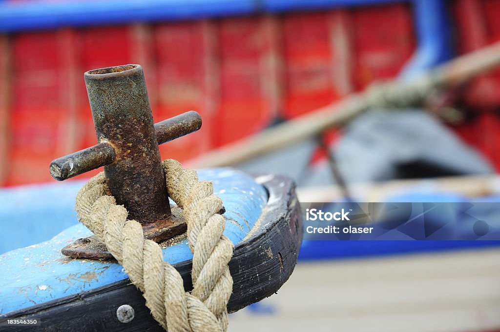 Seil in der bow/vor alte Angeln Boot - Lizenzfrei Anker werfen Stock-Foto