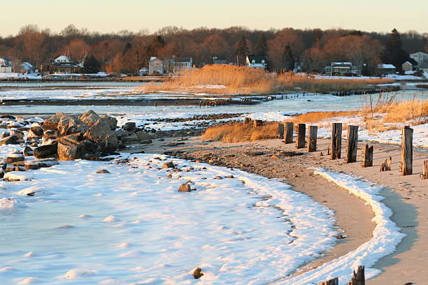 自然：冬季と雪 - snow winter coastline sunrise ストックフォトと画像