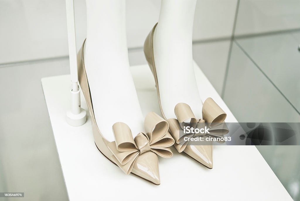 ELEGÂNCIA de salto alto sapatos com laço, Manequim de loja de Janela - Royalty-free Comércio - Consumismo Foto de stock