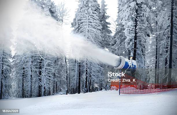 Photo libre de droit de Fabrication De Neige banque d'images et plus d'images libres de droit de Activité de loisirs - Activité de loisirs, Arme à feu, Artificiel