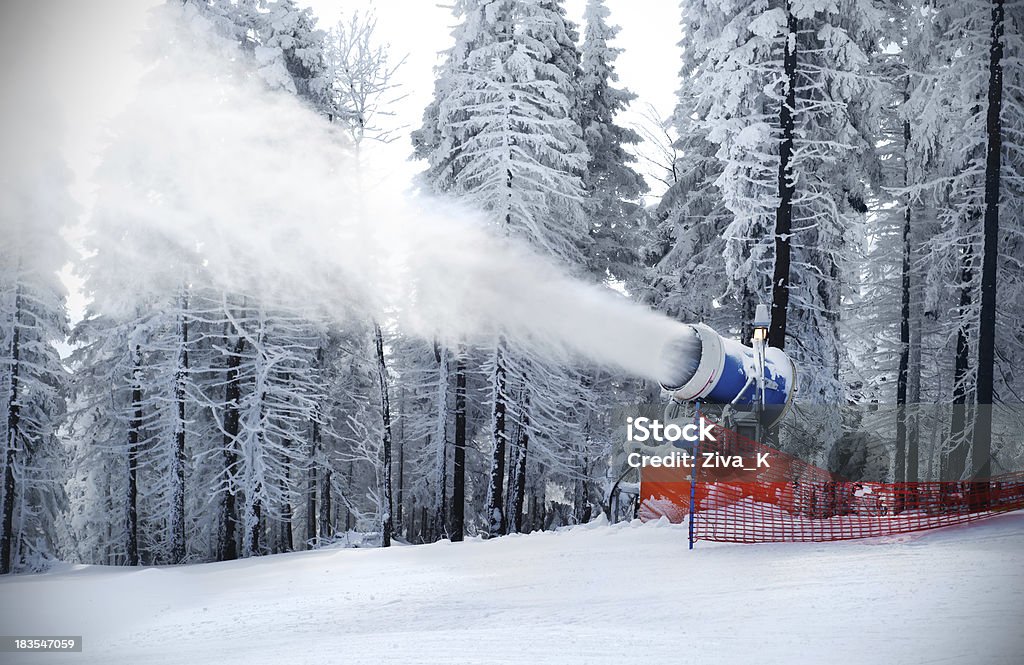 Snowmaking - Zbiór zdjęć royalty-free (Armata)