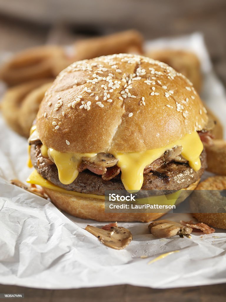 Bacon Cheeseburger con funghi - Foto stock royalty-free di Formaggio