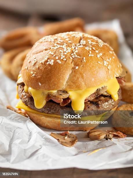 Bacon Cheeseburger Con Funghi - Fotografie stock e altre immagini di Formaggio - Formaggio, Alimentazione non salutare, Ambientazione interna