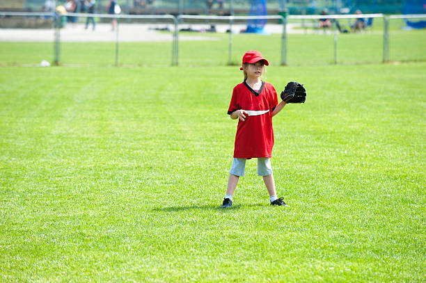 softball-spieler - baseball und softball nachwuchsliga stock-fotos und bilder
