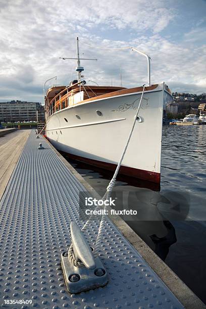 Barco De Foto de stock y más banco de imágenes de Agua - Agua, Amarrado, Azul