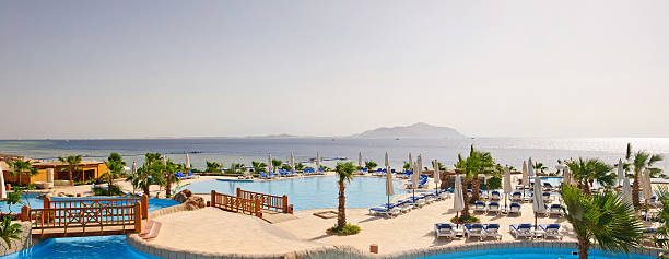 sharm hotel, resort de luxo, com vista para a ilha titan - beach tropical climate palm tree deck chair - fotografias e filmes do acervo
