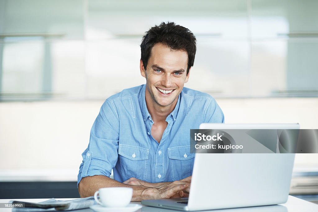Hombre atractivo trabajando en la computadora portátil - Foto de stock de 30-39 años libre de derechos