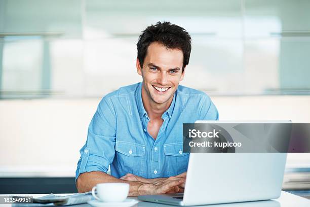 Hombre Atractivo Trabajando En La Computadora Portátil Foto de stock y más banco de imágenes de 30-39 años