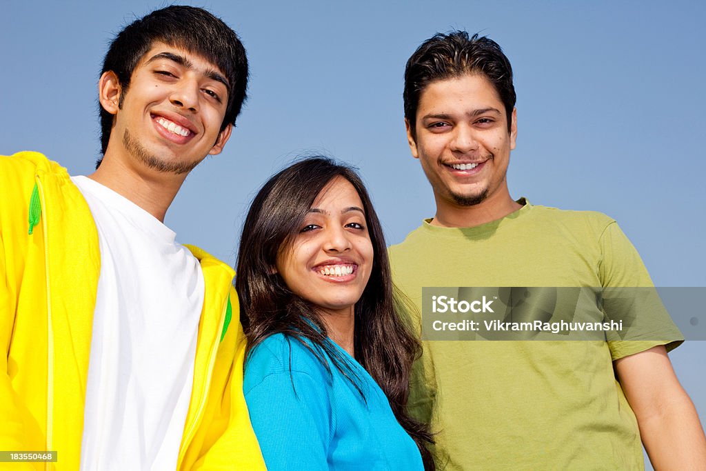 Trzy radosny młodych dorosłych mężczyzn indyjski młodych kobiet stojących na zewnątrz - Zbiór zdjęć royalty-free (20-24 lata)