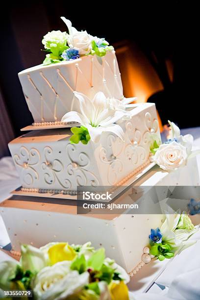 の 3 つの層のウェディングケーキで飾られた花 - お祝いのストックフォトや画像を多数ご用意 - お祝い, アイシング, ウェディングケーキ