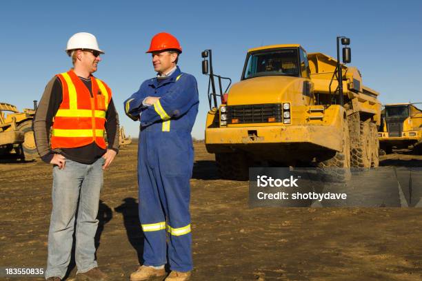 Construcción De Una Conversación Foto de stock y más banco de imágenes de Accesorio de cabeza - Accesorio de cabeza, Adulto, Arquitecto