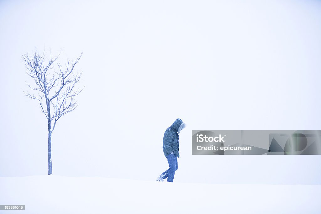 Solitary pessoa caminhando sozinha na neve - Foto de stock de Adulto royalty-free