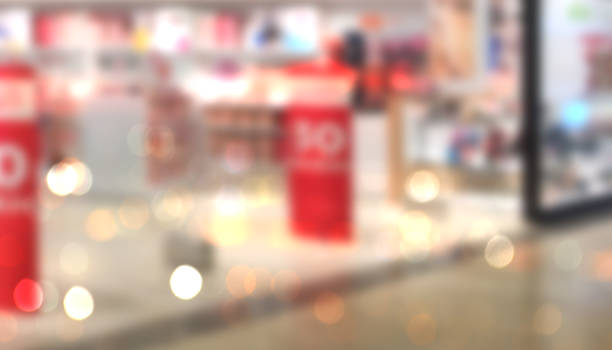 Defocused shopping store in shopping mall background with defocused lights