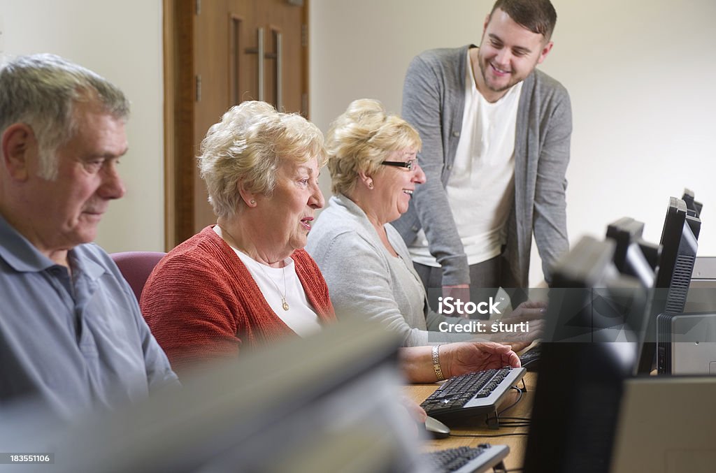 senior computer classe - Foto stock royalty-free di 20-24 anni