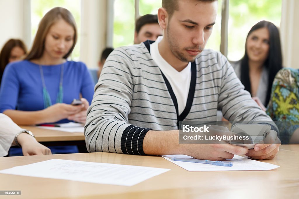 Studenten mit Handy - Lizenzfrei Klassenzimmer Stock-Foto