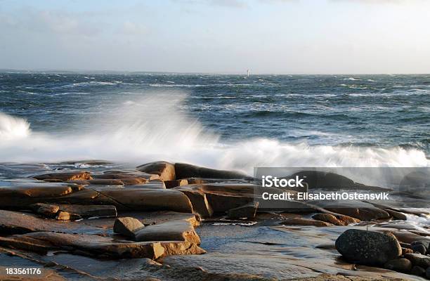 Foto de Grandes Ondas e mais fotos de stock de Arrebentação - Arrebentação, Azul, Beleza natural - Natureza