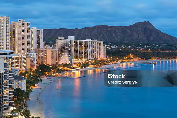 Cidade De Honolulu E Waikiki Praia À Noite - Fotografias de stock e mais imagens de Honolulu - Honolulu, Horizonte Urbano, Noite