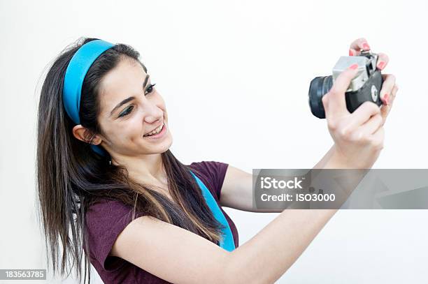 Mujer Tomando Fotos De Fotógrafo Foto de stock y más banco de imágenes de Actividad - Actividad, Adolescente, Adulto