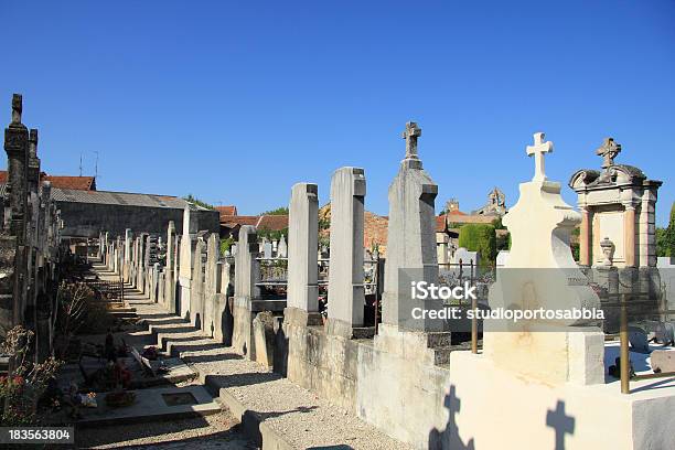 Velho Cemitério Em Provence - Fotografias de stock e mais imagens de Ao Ar Livre - Ao Ar Livre, Arcaico, Arquitetura