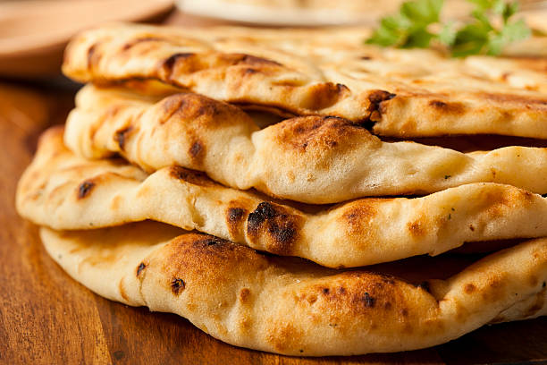 pain naan indien fait maison - parsley cilantro herb freshness photos et images de collection