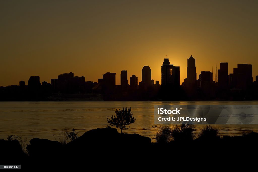 Salida del sol sobre el horizonte de Seattle en Puget Sound - Foto de stock de Aire libre libre de derechos