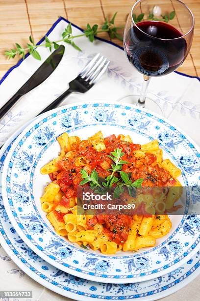 Pasta Amatriciana Con Vino Rosso - Fotografie stock e altre immagini di Alimentazione sana - Alimentazione sana, Amatriciana, Basilico