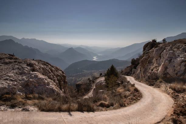 droga prowadzi w dół stromego wzgórza do oceanu: cingles de vallcebre w katalonii - steep road footpath moving down zdjęcia i obrazy z banku zdjęć