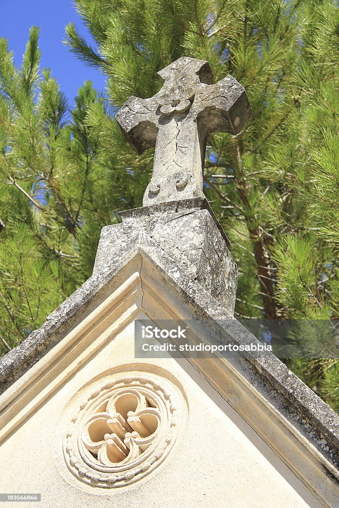 Tombstone com emblema de uma cruz no cemitério Francesa - Royalty-free Ao Ar Livre Foto de stock