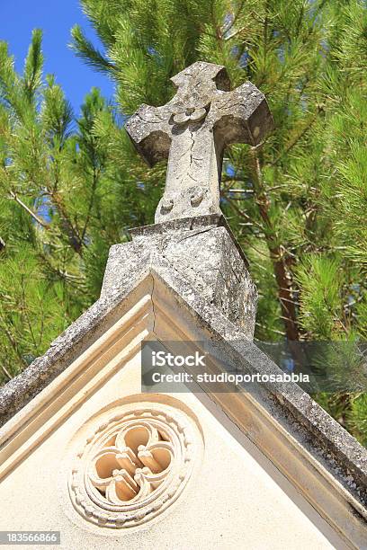 Tombstone Com Emblema De Uma Cruz No Cemitério Francesa - Fotografias de stock e mais imagens de Ao Ar Livre